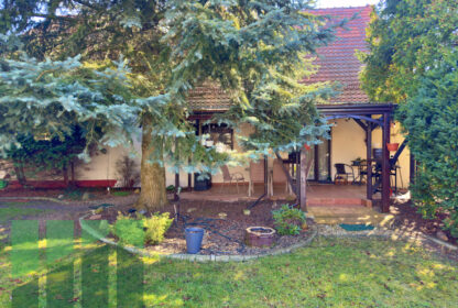 Dom z&nbsp;wydzielonym mieszkaniem + magazyn